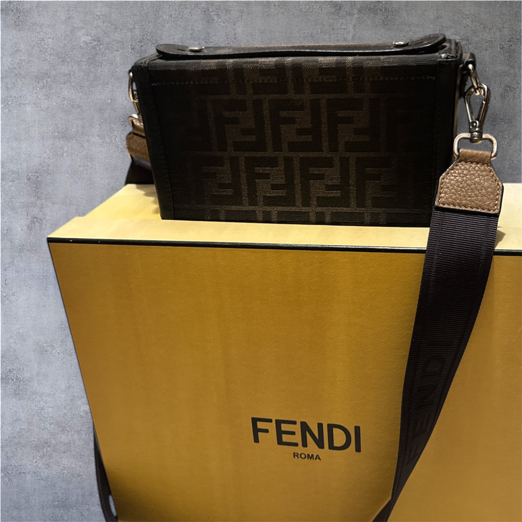 ✨ NEARLY NEW! FENDI SOF TRUNK Mini Bag | Pre-Loved Luxury
🔥 Amazing Deal! 90% New FENDI Iconic Bag | SOF TRUNK Crossbody